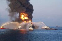 Foto: Anjungan pengeboran Deepwater Horizon setelah ledakan awal pada 20 April 2010. (USCG)