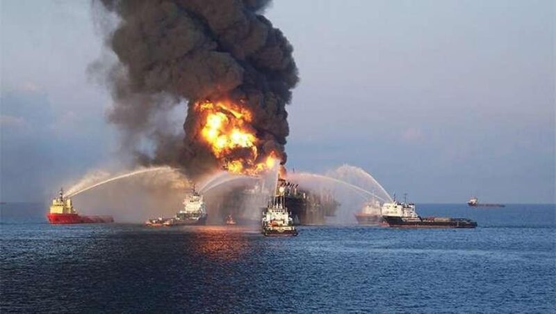 Foto: Anjungan pengeboran Deepwater Horizon setelah ledakan awal pada 20 April 2010. (USCG)