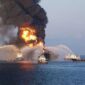 Foto: Anjungan pengeboran Deepwater Horizon setelah ledakan awal pada 20 April 2010. (USCG)