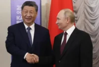 Presiden Rusia Vladimir Putin (kanan) dan Presiden Tiongkok Xi Jinping berjabat tangan saat pertemuan di sela-sela KTT BRICS di Kazan Kremlin, Kazan, Rusia, Selasa, 22 Oktober 2024. FOTO/AP
