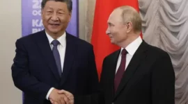 Presiden Rusia Vladimir Putin (kanan) dan Presiden Tiongkok Xi Jinping berjabat tangan saat pertemuan di sela-sela KTT BRICS di Kazan Kremlin, Kazan, Rusia, Selasa, 22 Oktober 2024. FOTO/AP