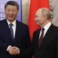 Presiden Rusia Vladimir Putin (kanan) dan Presiden Tiongkok Xi Jinping berjabat tangan saat pertemuan di sela-sela KTT BRICS di Kazan Kremlin, Kazan, Rusia, Selasa, 22 Oktober 2024. FOTO/AP