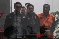 Pakai Rompi Tahanan, Bupati Tulungagung Diperiksa KPK Usai OTT. (Foto: ANTARA FOTO/Darryl Ramadhan).