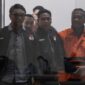 Pakai Rompi Tahanan, Bupati Tulungagung Diperiksa KPK Usai OTT. (Foto: ANTARA FOTO/Darryl Ramadhan).