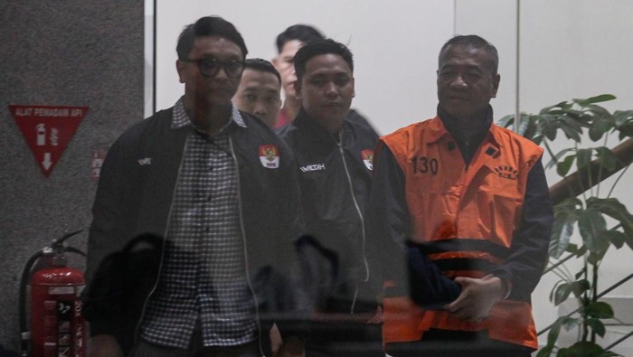 Pakai Rompi Tahanan, Bupati Tulungagung Diperiksa KPK Usai OTT. (Foto: ANTARA FOTO/Darryl Ramadhan).