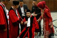 Eks hakim konstitusi Anwar Usman dilaporkan pingsan setelah mengikuti rangkaian kegiatan tersebut. (Foto: detik.com)
