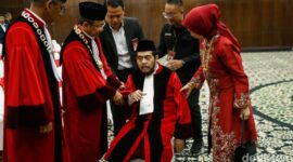 Eks hakim konstitusi Anwar Usman dilaporkan pingsan setelah mengikuti rangkaian kegiatan tersebut. (Foto: detik.com)