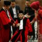 Eks hakim konstitusi Anwar Usman dilaporkan pingsan setelah mengikuti rangkaian kegiatan tersebut. (Foto: detik.com)