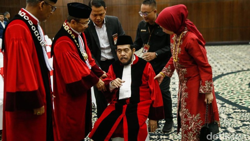 Eks hakim konstitusi Anwar Usman dilaporkan pingsan setelah mengikuti rangkaian kegiatan tersebut. (Foto: detik.com)