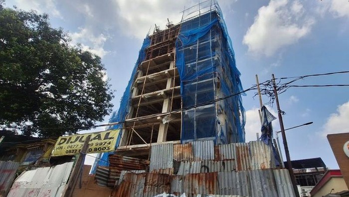 Foto: Empat pekerja tewas dalam glonteng atau tanki penampungan air proyek bangunan di Jagakarsa, Jaksel. Polisi mengusut dugaan kelalaian kecelakaan kerja itu. (ANTARA/Luthfia MP)