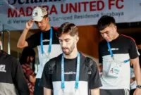 Situasi kedatangan Madura United untuk jalani laga pekan 28 di GBT (Foto: @maduraunited.fc)