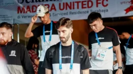 Situasi kedatangan Madura United untuk jalani laga pekan 28 di GBT (Foto: @maduraunited.fc)