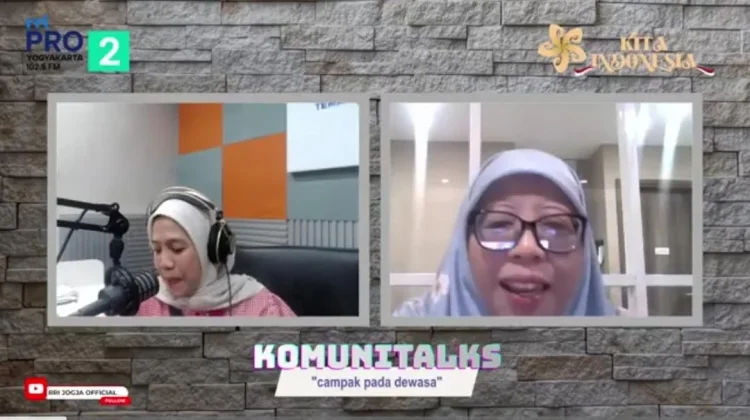Lewat Komunitalks Pro 2 RRI Jogja, dr. Ana Fauziyati mengingatkan bahwa campak pada orang dewasa bisa lebih berisiko dan mudah menular. (Foto: Screenshut Youtube RRI JOGJA OFFICIAL)