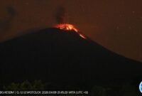 oto: Gunung Ile Lewotolok di Kabupaten Lembata, Nusa Tenggara Timur (NTT), meletus Kamis malam (9/4/2026). (Foto: PVMBG)