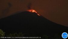 oto: Gunung Ile Lewotolok di Kabupaten Lembata, Nusa Tenggara Timur (NTT), meletus Kamis malam (9/4/2026). (Foto: PVMBG)