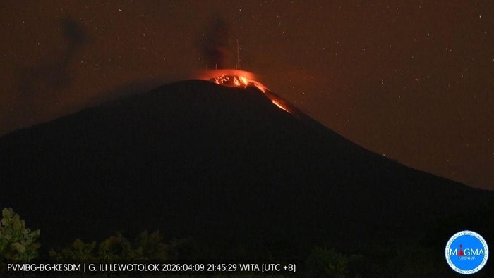 oto: Gunung Ile Lewotolok di Kabupaten Lembata, Nusa Tenggara Timur (NTT), meletus Kamis malam (9/4/2026). (Foto: PVMBG)