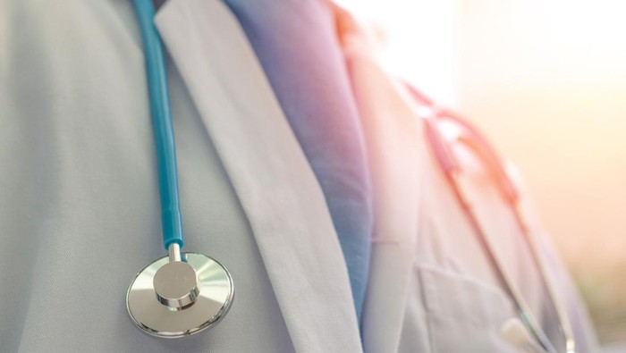 Ilustrasi dokter (Foto: Getty Images/Pornpak Khunatorn)
