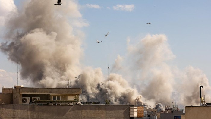Israel Lanjutkan Gelombang Serangan, Langit Teheran Dipenuhi Asap (Foto: Majid Asgaripour/WANA via REUTERS)