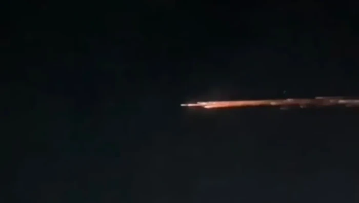 Benda bercahaya yang melintas di langit Lampung (Foto: Tangkapan layar)