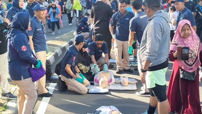 Latihan CPR untuk warga di CFD Bundaran HI. (Taufiq/detikcom)