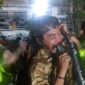 Master Limbad gigit knalpot brong saat razia di Cianjur (Foto: Ikbal Selamet/detikJabar)