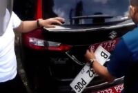 Foto: Mobil pelat merah diganti mobil pelat putih (tangkapan layar)