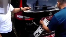 Foto: Mobil pelat merah diganti mobil pelat putih (tangkapan layar)