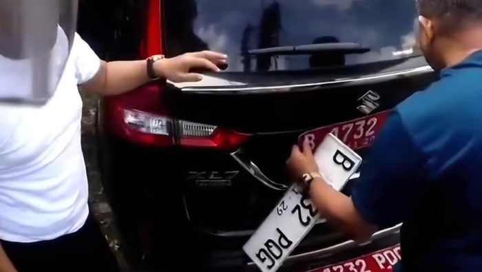 Foto: Mobil pelat merah diganti mobil pelat putih (tangkapan layar)