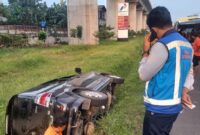 Foto: Mobil terperosok di Tol Jakarta Cikampek (Japek), tepatnya di kawasan Bekasi yang mengarah ke Jakarta. Pengemudi dievakuasi. (Dok TMC Polda Metro).