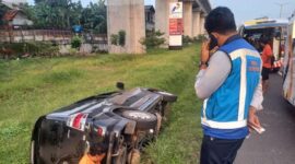 Foto: Mobil terperosok di Tol Jakarta Cikampek (Japek), tepatnya di kawasan Bekasi yang mengarah ke Jakarta. Pengemudi dievakuasi. (Dok TMC Polda Metro).