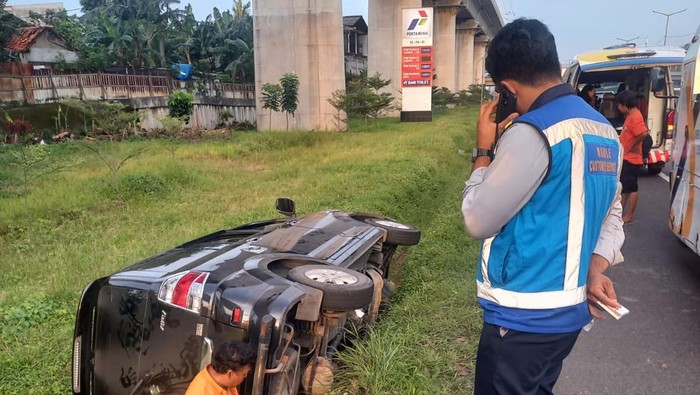 Foto: Mobil terperosok di Tol Jakarta Cikampek (Japek), tepatnya di kawasan Bekasi yang mengarah ke Jakarta. Pengemudi dievakuasi. (Dok TMC Polda Metro).