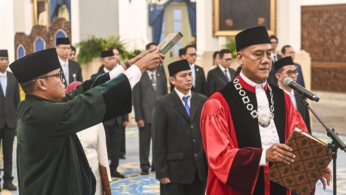 Foto: Momen Prabowo Lantik Liliek sebagai Hakim MK Pengganti Anwar Usman (ANTARA FOTO/Galih Pradipta)