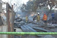 Foto: Garis polisi terpasang di lokasi kebakaran SPBE Cimuning, Kota Bekasi. (Antara Foto/Paramayuda)