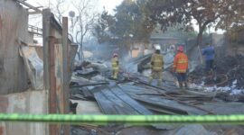 Foto: Garis polisi terpasang di lokasi kebakaran SPBE Cimuning, Kota Bekasi. (Antara Foto/Paramayuda)