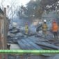 Foto: Garis polisi terpasang di lokasi kebakaran SPBE Cimuning, Kota Bekasi. (Antara Foto/Paramayuda)