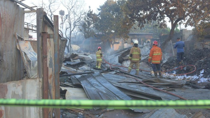 Foto: Garis polisi terpasang di lokasi kebakaran SPBE Cimuning, Kota Bekasi. (Antara Foto/Paramayuda)