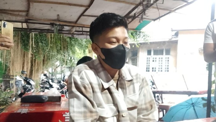 Erfastino Reynaldi (36) alias Rey Malawat alias Yupi Rere saat memberikan klarifikasi atas tuduhan penipuan dari istrinya, Intan Anggraeni (Foto: Dok. Istimewa)