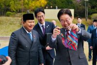 Presiden Prabowo Subianto memberikan hadiah baju untuk anjing peliharaan Presiden Korsel Lee Jae Myung di Seoul, Rabu (1/4/2026). (Laily Rachev-Biro Pers Sekretariat Presiden)