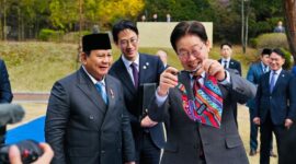 Presiden Prabowo Subianto memberikan hadiah baju untuk anjing peliharaan Presiden Korsel Lee Jae Myung di Seoul, Rabu (1/4/2026). (Laily Rachev-Biro Pers Sekretariat Presiden)