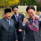 Presiden Prabowo Subianto memberikan hadiah baju untuk anjing peliharaan Presiden Korsel Lee Jae Myung di Seoul, Rabu (1/4/2026). (Laily Rachev-Biro Pers Sekretariat Presiden)