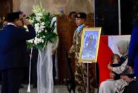 Presiden Prabowo memberikan penghormatan terakhir kepada prajurit TNI yang gugur di Lebanon (Foto: Dok. Instagram Prabowo)