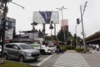 Foto: Satpol PP DKI turunkan baliho bertuliskan 'Aku Harus Mati'. (Dok. istimewa).