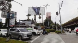 Foto: Satpol PP DKI turunkan baliho bertuliskan 'Aku Harus Mati'. (Dok. istimewa).