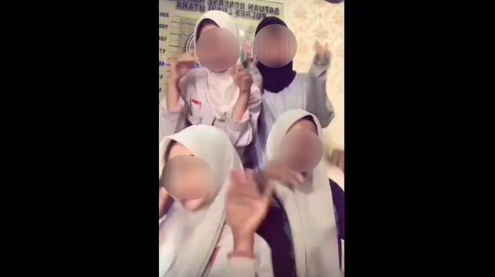 Sejumlah siswi membuat konten joget di Mapolres Luwu Utara setelah dipanggil polisi terkait kasus pengeroyokan. (Dok. Istimewa)