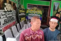 Keluarga dari prajurit TNI Kapten Infanteri Zulmi Aditya Iskandar yang meninggal di Lebanon, Iskandarudin (ayah), dan kakak sepupunya Risman Efendi di rumah duka di Cimahi, Jawa Barat, Rabu (1/4/2026). (Foto: Antara)