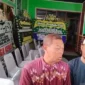 Keluarga dari prajurit TNI Kapten Infanteri Zulmi Aditya Iskandar yang meninggal di Lebanon, Iskandarudin (ayah), dan kakak sepupunya Risman Efendi di rumah duka di Cimahi, Jawa Barat, Rabu (1/4/2026). (Foto: Antara)