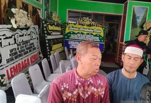 Keluarga dari prajurit TNI Kapten Infanteri Zulmi Aditya Iskandar yang meninggal di Lebanon, Iskandarudin (ayah), dan kakak sepupunya Risman Efendi di rumah duka di Cimahi, Jawa Barat, Rabu (1/4/2026). (Foto: Antara)