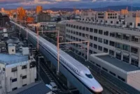 Gempa berkekuatan magnitudo 5,0 yang mengguncang Ibaraki dan Tokyo, membuat layanan kereta cepat Shinkansen sempat terhenti selama 10 menit.