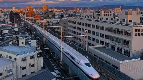 Gempa berkekuatan magnitudo 5,0 yang mengguncang Ibaraki dan Tokyo, membuat layanan kereta cepat Shinkansen sempat terhenti selama 10 menit.