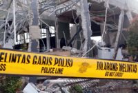Ledakan memporak-porandakan lapangan padel di Desa Ciangsana, Kecamatan Gunungputri, Kabupaten Bogor. (ANTARA FOTO/Yulius Satria Wijaya)